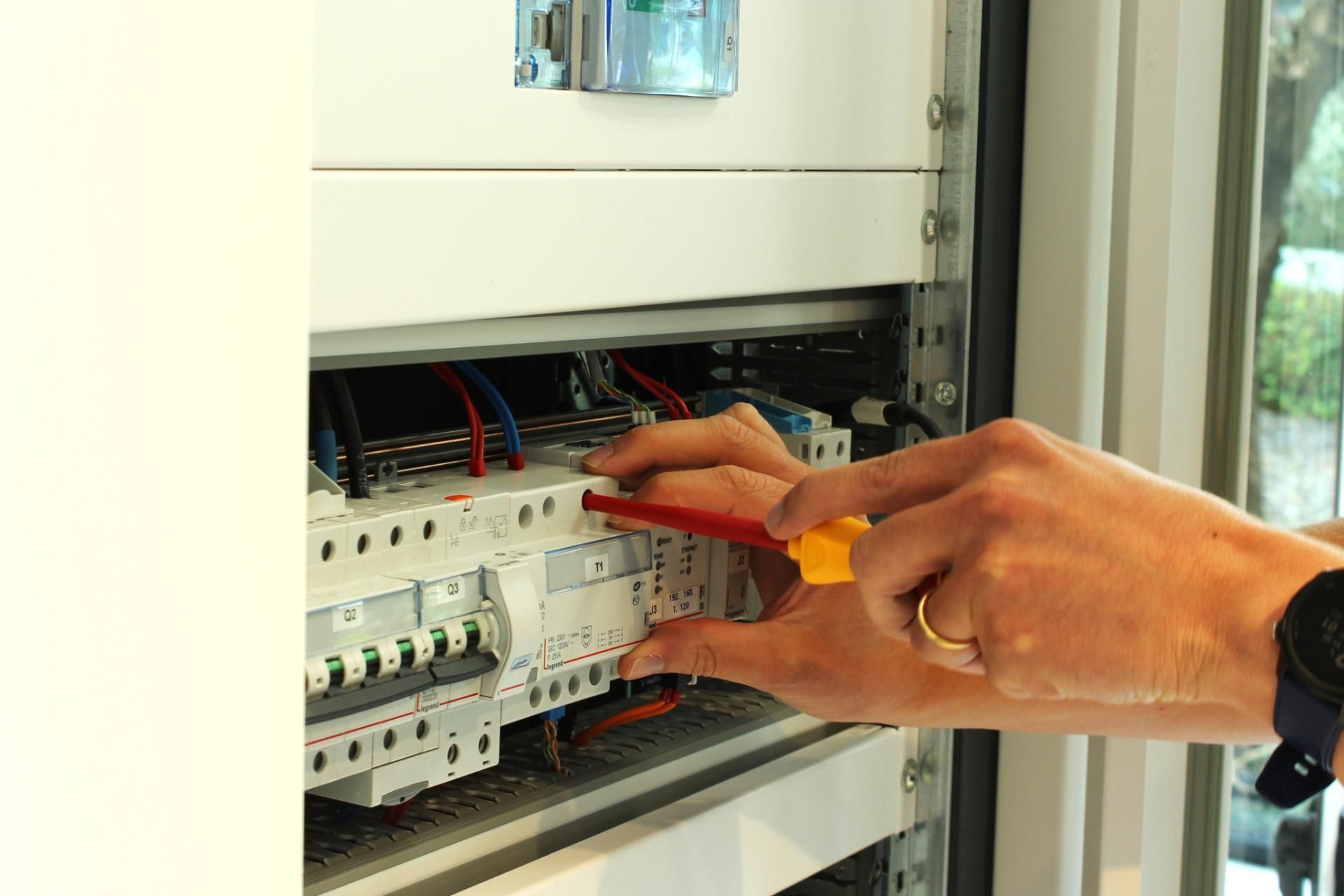 EIA Technics 20 Jaar Expertise In Elektrische Schakel En Verdeelinrichtingen